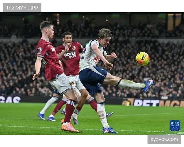 西汉姆联队强势逆袭取胜，英超战绩稳步提升士气高涨